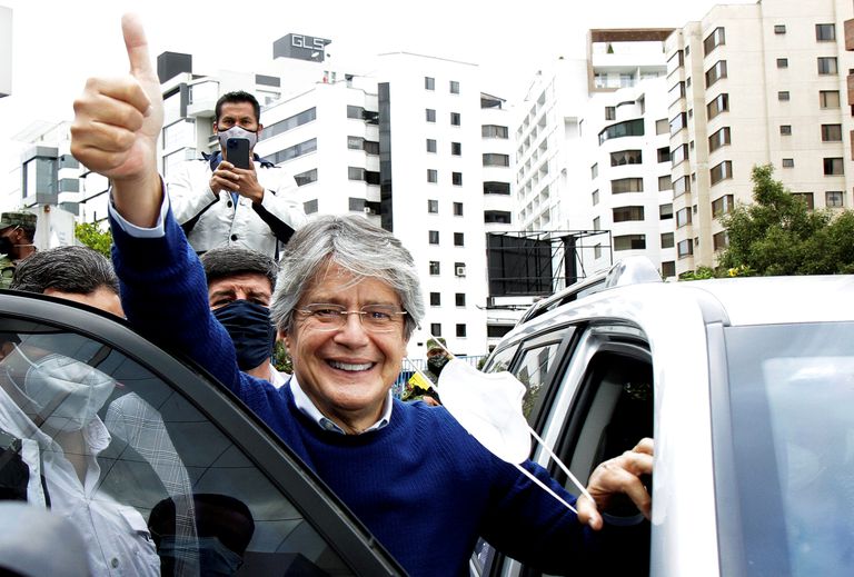 O candidato Guillermo Lasso saúda seus simpatizantes em 12 de fevereiro, em Quito.