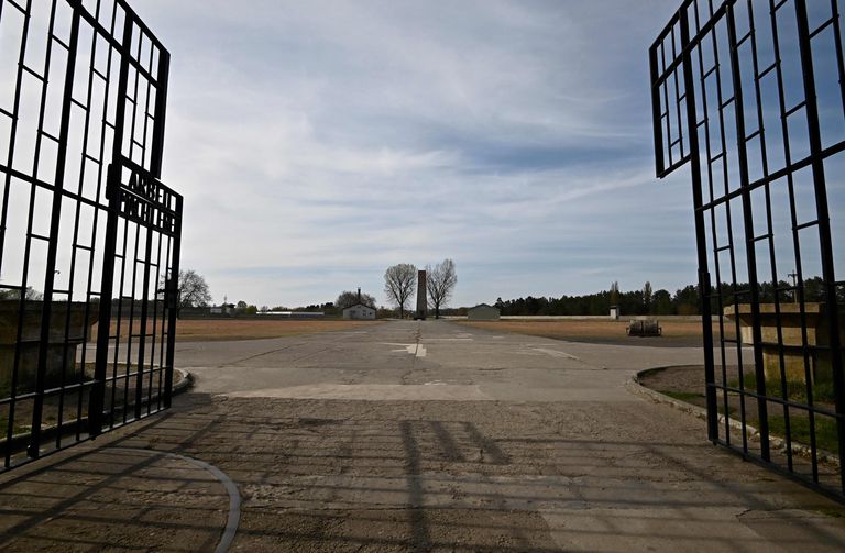 Imagem da entrada do campo de concentração nazista de Sachsenhausen, ao norte de Berlim, em 2020.
