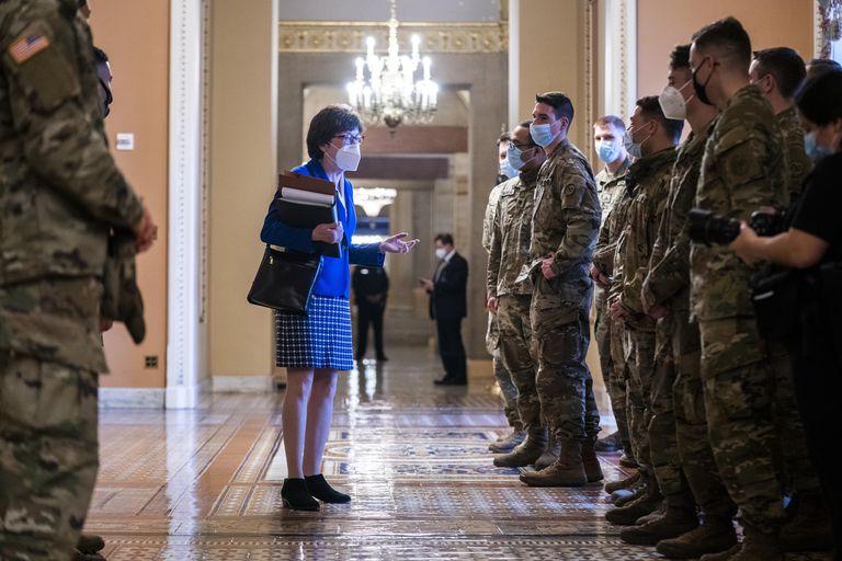 La senadora republicana Susan Collins habla con miembros de la Guardia Nacional, este jueves en el Capitolio.