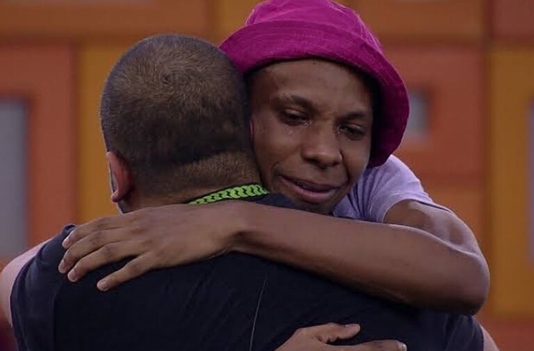 Lucas Penteado abraça Projota em cena do 'BBB 21'