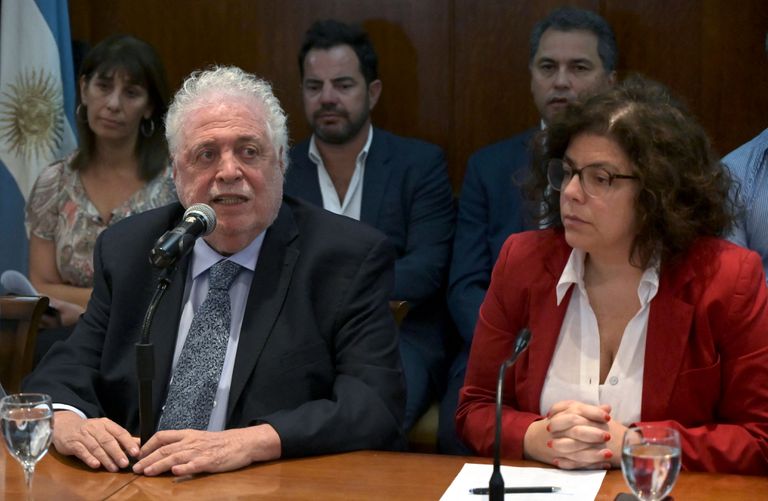 O ministro da Saúde da Argentina, Ginés González García, com a secretária da mesma pasta, Carla Vizzotti, na sexta-feira, durante entrevista coletiva em Buenos Aires.