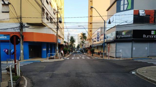 Rua do centro de Araraquara com lojas fechadas