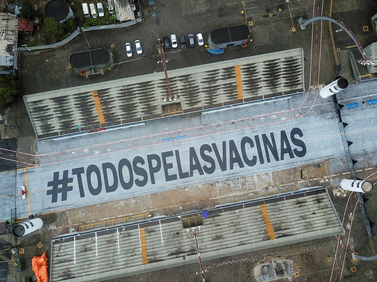 A frase "Todos pelas vacinas" é vista no Sambódromo de São Paulo.