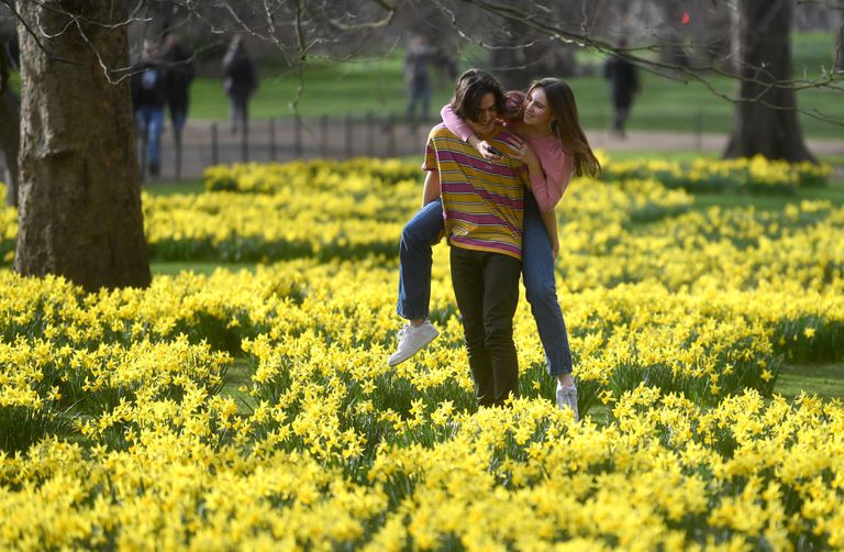 Um casal em um parque de Londres, em 24 de fevereiro.