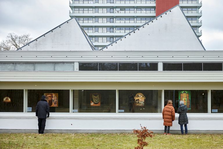 O museu Jorn, em Silkeborg (Dinamarca), pendurou seus quadros nas janelas para poderem ser vistos sem ter de entrar em um espaço fechado.