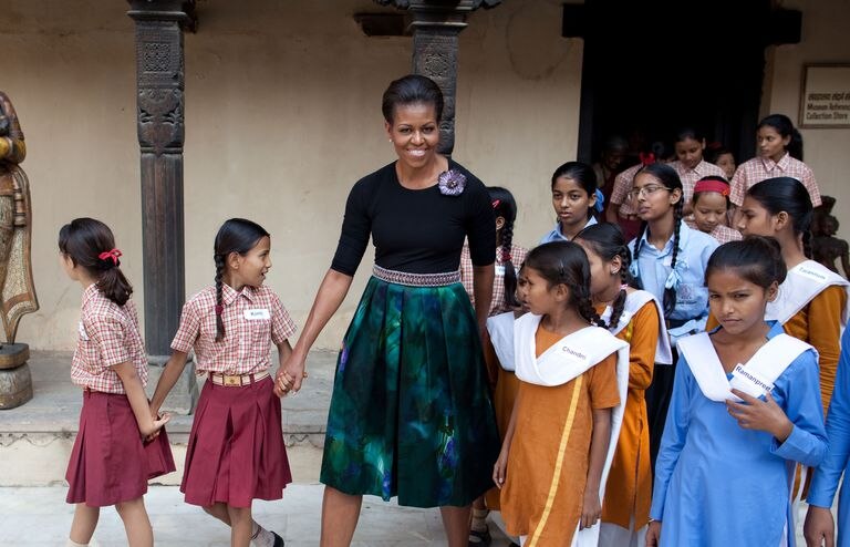 Michelle Obama, em Nova Déli, com meninas participantes do seu projeto Deixemos que as Meninas Aprendam, em 2010.
