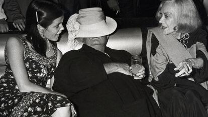 Foto tirada no Studio 54 mostra Truman Capote rodeado por Gloria Swanson (à dir.) e Kate Harrington, filha de um amante dele que era protegida do escritor. / GETTY / EL PAÍS 