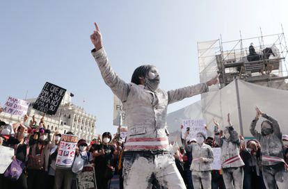 Peruanos protestam contra a decisão do Congresso de destituir o ex-presidente Martín Vizcarra. Lima, novembro de 2020. 