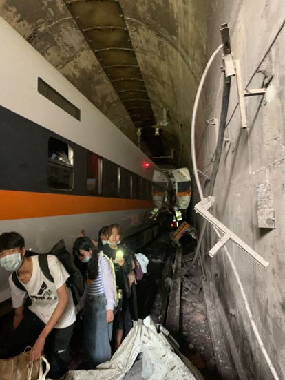 Interior do túnel onde o trem descarrilou parcialmente. 