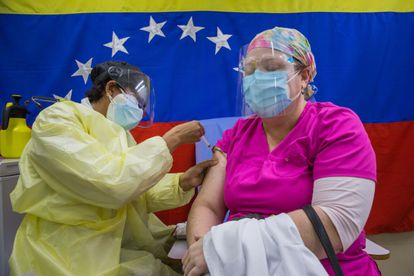 Agentes de saúde aplicam vacinas em um hospital público de Caracas (Venezuela), em março.