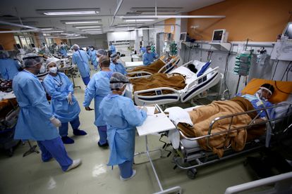 Trabalhadores da saúde em unidade de emergência de um hospital de Porto Alegre no mês de março.