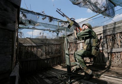 Um soldado da autoproclamada República de Donetsk aponta uma arma para a linha de contato, em 2 de abril. 