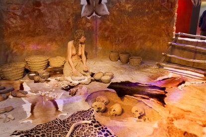 Recriação de una casa pré-histórica da exposição ‘Neolítico. De nômades a sedentários’. 