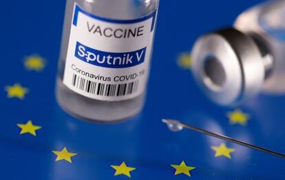 Ilustração de um frasco da vacina Sputnik com a bandeira da UE.
